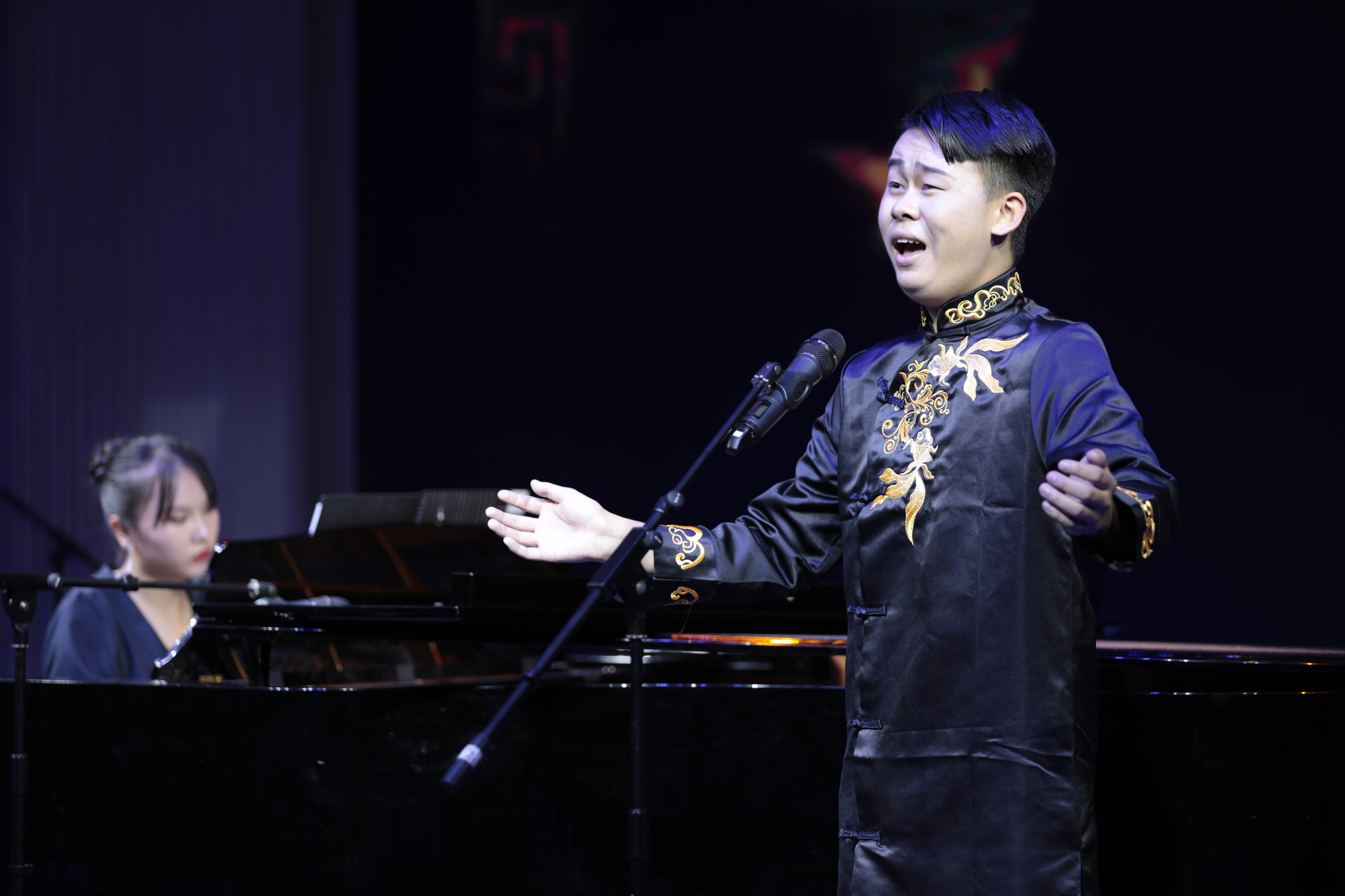 首页 校园动态 正文活动伊始,音乐科冯旋科长上台致辞